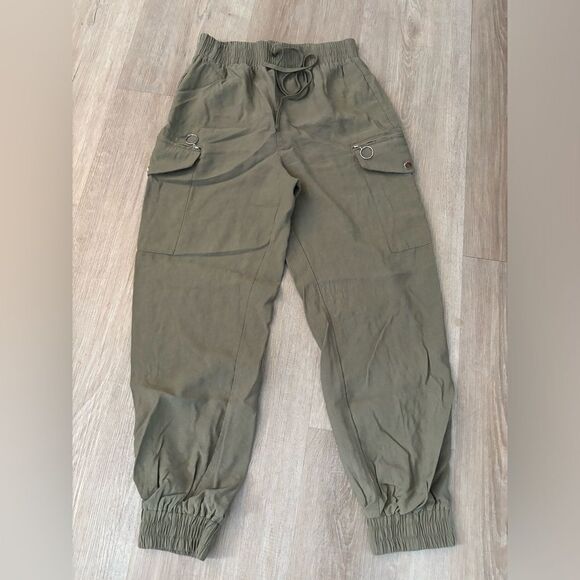 Lulus cargo capri pants very lightweight used in good condition - Picture 1 of 4